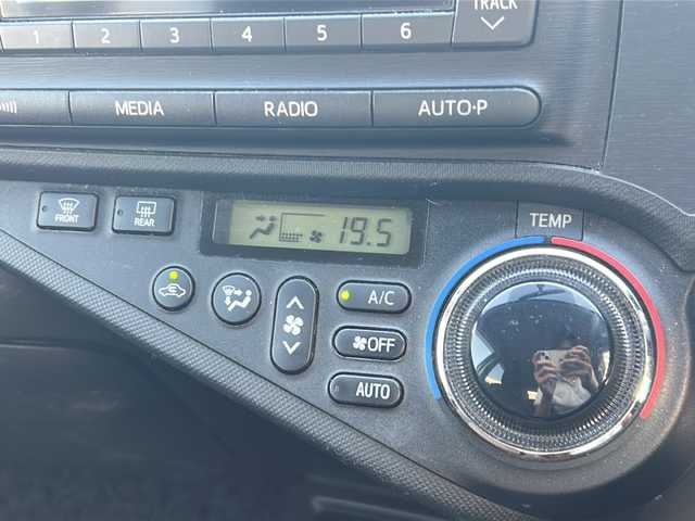 トヨタ アクア G 沖縄県 2012(平24)年 9.4万km クールソーダメタリック 純正オーディオ　/（ＡＭ／ＦＭ／ＣＤ）　/オートライト　/スマートキー　/純正フロアマット　/プッシュスタート　/横滑り防止装置　/パワーステアリング　/パワーウィンドウ　/ベンチシート　/オートエアコン　/ベンチシート