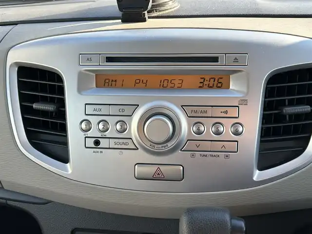 スズキ ワゴンＲ FX 愛知県 2013(平25)年 4万km シルキーシルバーメタリック オーディオユニット/　・AM/FM/  ・CD/  ・AUX/ヘッドライトレベライザー/アイドリングストップ/横滑り防止/電動格納ミラー/純正フロアマット/ドアバイザー/リモコンキー/スペアキー×１/保証書/取説