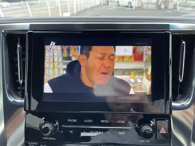 トヨタ アルファード S タイプゴールド 三重県 2021(令3)年 1.7万km ホワイトパールクリスタルシャイン 登録時16881km/三眼ヘッドライト/ハーフレザーシート/純正ナビ/（AM/FM/TV/Bluetooth/DVD/Miracast）/フルセグTV/バックカメラ/純正フリップダウンモニター/ビルトインETC/ステアリングスイッチ/レーダークルーズコントロール/オートライト/オートハイビーム/パワーバックドア/両側パワースライドドア/後席オットマン/社外レーダー/トヨタセーフティセンス/プリクラッシュセーフティ/レーンディパーチャーアシスト/クリアランスソナー/プッシュスタート/純正18インチアルミ/スペアキー/社外フロアマット