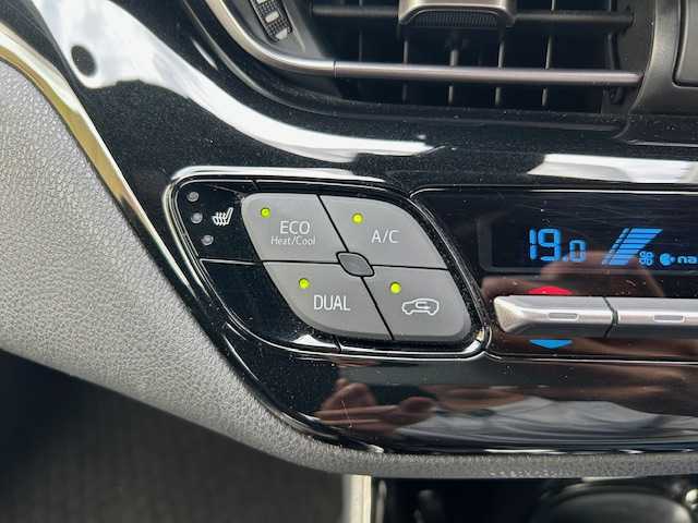 トヨタ Ｃ－ＨＲ G－T LEDエディション 青森県 2018(平30)年 4.5万km メタルストリームM 寒冷地仕様/ＢＳＭ/クリアランスソナー/トヨタセーフティセンス/ＬＥＤヘッドライト/ハーフレザーシート/シートヒーター運転席・助手席/純正ＳＤナビフルセグ（NSZT-Y66T）/バックモニター/クルーズコントロール/カーテンエアバック/サイドエアバック寒冷地仕様/純正18AW/社外17AW冬タイヤ/純正エンジンスターター/スマートキー/スペアキー/新車時保証書/取扱説明書