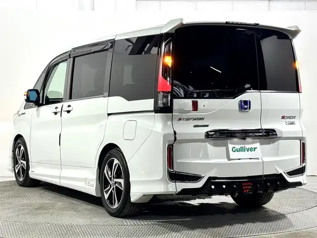 ホンダ ステップワゴン スパーダ ホンダセンシング 大阪府 2018(平30)年 2.5万km プラチナホワイトパール 無限エアロ　純正１０ｉｎｃナビ（フルセグ／ＤＶＤ再生／Ｂｌｕｅｔｏｏｔｈ）　バックカメラ　後席モニター　ＥＴＣ　両側パワースライドドア　衝突軽減　レーダークルコン　リフトアップシート　クリアランスソナー　レーンアシスト