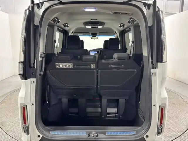ホンダ ステップワゴン スパーダ ホンダセンシング 大阪府 2018(平30)年 2.5万km プラチナホワイトパール 無限エアロ　純正１０ｉｎｃナビ（フルセグ／ＤＶＤ再生／Ｂｌｕｅｔｏｏｔｈ）　バックカメラ　後席モニター　ＥＴＣ　両側パワースライドドア　衝突軽減　レーダークルコン　リフトアップシート　クリアランスソナー　レーンアシスト
