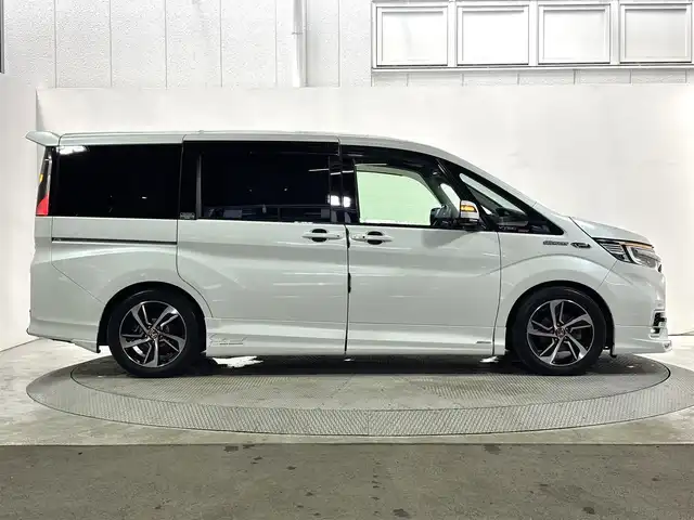 ホンダ ステップワゴン スパーダ ホンダセンシング 大阪府 2018(平30)年 2.5万km プラチナホワイトパール 無限エアロ　純正１０ｉｎｃナビ（フルセグ／ＤＶＤ再生／Ｂｌｕｅｔｏｏｔｈ）　バックカメラ　後席モニター　ＥＴＣ　両側パワースライドドア　衝突軽減　レーダークルコン　リフトアップシート　クリアランスソナー　レーンアシスト