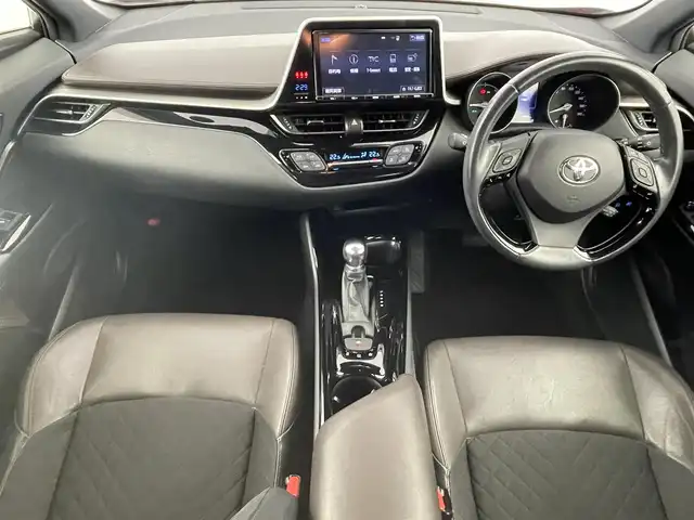 トヨタ Ｃ－ＨＲ G 大阪府 2017(平29)年 4.4万km センシュアルレッドマイカ トヨタセーフティセンス/　・プリクラッシュセーフティ/　・レーンディパーチャーアラート/　・オートマチックハイビーム/　・レーダークルーズコントロール/　・ブラインドスポットモニター/　・クリアランスソナー/純正9インチナビ/　Bluetooth/CD/DVD/フルセグ/バックカメラ/LEDオートライト/フォグランプ/オートマチックハイビーム/ハーフレザーシート/シートヒーター/電子パーキングブレーキ/ブレーキホールド/スマートキー/ビルトインETC/純正18インチアルミホイール/電動格納ウィンカーミラー/ドアバイザー