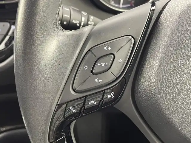 トヨタ Ｃ－ＨＲ G 大阪府 2017(平29)年 4.4万km センシュアルレッドマイカ トヨタセーフティセンス/　・プリクラッシュセーフティ/　・レーンディパーチャーアラート/　・オートマチックハイビーム/　・レーダークルーズコントロール/　・ブラインドスポットモニター/　・クリアランスソナー/純正9インチナビ/　Bluetooth/CD/DVD/フルセグ/バックカメラ/LEDオートライト/フォグランプ/オートマチックハイビーム/ハーフレザーシート/シートヒーター/電子パーキングブレーキ/ブレーキホールド/スマートキー/ビルトインETC/純正18インチアルミホイール/電動格納ウィンカーミラー/ドアバイザー