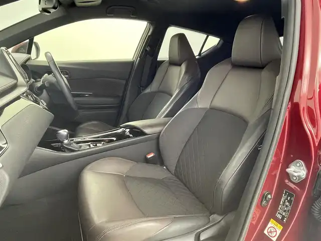トヨタ Ｃ－ＨＲ G 大阪府 2017(平29)年 4.4万km センシュアルレッドマイカ トヨタセーフティセンス/　・プリクラッシュセーフティ/　・レーンディパーチャーアラート/　・オートマチックハイビーム/　・レーダークルーズコントロール/　・ブラインドスポットモニター/　・クリアランスソナー/純正9インチナビ/　Bluetooth/CD/DVD/フルセグ/バックカメラ/LEDオートライト/フォグランプ/オートマチックハイビーム/ハーフレザーシート/シートヒーター/電子パーキングブレーキ/ブレーキホールド/スマートキー/ビルトインETC/純正18インチアルミホイール/電動格納ウィンカーミラー/ドアバイザー