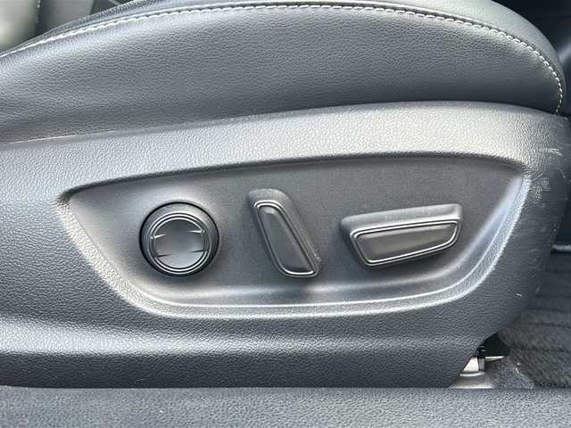 トヨタ プリウス ＰＨＶ A プレミアム 佐賀県 2019(令1)年 11.3万km ホワイトパールクリスタルシャイン ・モデリスタエアロ/・モデリスタアルミ/・純正9インチナビ/（フルセグ/Bluetooth/DISC/AM/FM/SD）/・バックカメラ/・ドライブレコーダー/・衝突被害軽減システム/・横滑り防止装置/・追従型クルーズコントロール/・レーンキープアシスト/・パーキングアシスト/・LEDヘッドライト/・フォグランプ/・ビルドインETC/・D席パワーシート/・D/N席エアシート/・D/N席シートヒーター/・ヘッドアップディスプレイ/・スペアキー