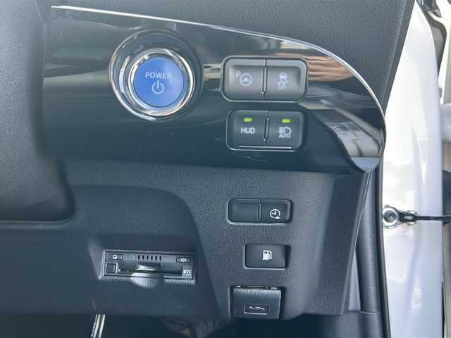 トヨタ プリウス ＰＨＶ A プレミアム 佐賀県 2019(令1)年 11.3万km ホワイトパールクリスタルシャイン ・モデリスタエアロ/・モデリスタアルミ/・純正9インチナビ/（フルセグ/Bluetooth/DISC/AM/FM/SD）/・バックカメラ/・ドライブレコーダー/・衝突被害軽減システム/・横滑り防止装置/・追従型クルーズコントロール/・レーンキープアシスト/・パーキングアシスト/・LEDヘッドライト/・フォグランプ/・ビルドインETC/・D席パワーシート/・D/N席エアシート/・D/N席シートヒーター/・ヘッドアップディスプレイ/・スペアキー