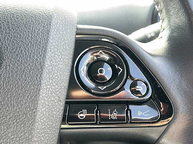 トヨタ プリウス ＰＨＶ A プレミアム 佐賀県 2019(令1)年 11.3万km ホワイトパールクリスタルシャイン ・モデリスタエアロ/・モデリスタアルミ/・純正9インチナビ/（フルセグ/Bluetooth/DISC/AM/FM/SD）/・バックカメラ/・ドライブレコーダー/・衝突被害軽減システム/・横滑り防止装置/・追従型クルーズコントロール/・レーンキープアシスト/・パーキングアシスト/・LEDヘッドライト/・フォグランプ/・ビルドインETC/・D席パワーシート/・D/N席エアシート/・D/N席シートヒーター/・ヘッドアップディスプレイ/・スペアキー