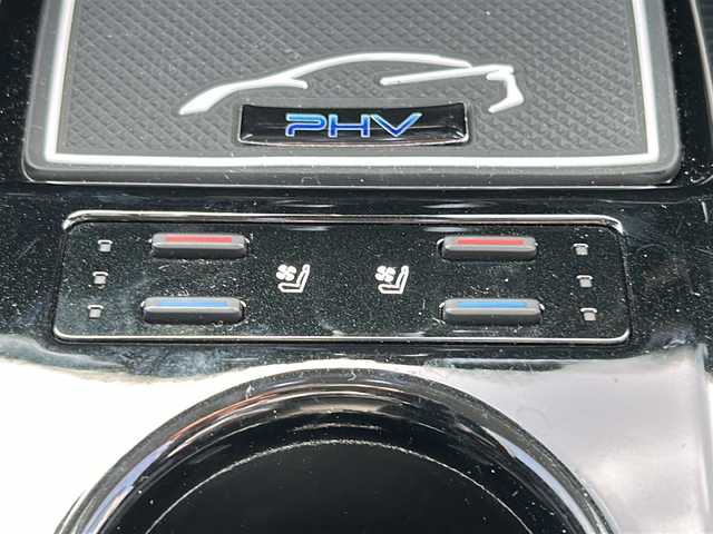 トヨタ プリウス ＰＨＶ A プレミアム 佐賀県 2019(令1)年 11.3万km ホワイトパールクリスタルシャイン ・モデリスタエアロ/・モデリスタアルミ/・純正9インチナビ/（フルセグ/Bluetooth/DISC/AM/FM/SD）/・バックカメラ/・ドライブレコーダー/・衝突被害軽減システム/・横滑り防止装置/・追従型クルーズコントロール/・レーンキープアシスト/・パーキングアシスト/・LEDヘッドライト/・フォグランプ/・ビルドインETC/・D席パワーシート/・D/N席エアシート/・D/N席シートヒーター/・ヘッドアップディスプレイ/・スペアキー