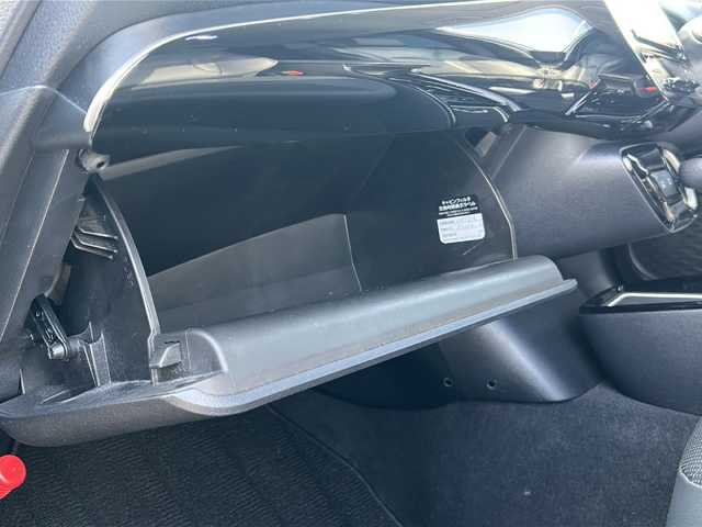 トヨタ プリウス ＰＨＶ A プレミアム 佐賀県 2019(令1)年 11.3万km ホワイトパールクリスタルシャイン ・モデリスタエアロ/・モデリスタアルミ/・純正9インチナビ/（フルセグ/Bluetooth/DISC/AM/FM/SD）/・バックカメラ/・ドライブレコーダー/・衝突被害軽減システム/・横滑り防止装置/・追従型クルーズコントロール/・レーンキープアシスト/・パーキングアシスト/・LEDヘッドライト/・フォグランプ/・ビルドインETC/・D席パワーシート/・D/N席エアシート/・D/N席シートヒーター/・ヘッドアップディスプレイ/・スペアキー