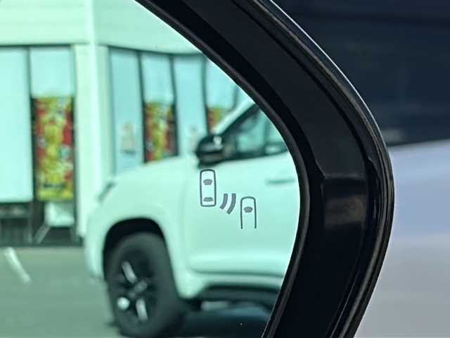 トヨタ プリウス ＰＨＶ A プレミアム 佐賀県 2019(令1)年 11.3万km ホワイトパールクリスタルシャイン ・モデリスタエアロ/・モデリスタアルミ/・純正9インチナビ/（フルセグ/Bluetooth/DISC/AM/FM/SD）/・バックカメラ/・ドライブレコーダー/・衝突被害軽減システム/・横滑り防止装置/・追従型クルーズコントロール/・レーンキープアシスト/・パーキングアシスト/・LEDヘッドライト/・フォグランプ/・ビルドインETC/・D席パワーシート/・D/N席エアシート/・D/N席シートヒーター/・ヘッドアップディスプレイ/・スペアキー