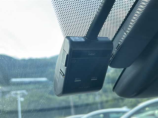 トヨタ プリウス ＰＨＶ A プレミアム 佐賀県 2019(令1)年 11.3万km ホワイトパールクリスタルシャイン ・モデリスタエアロ/・モデリスタアルミ/・純正9インチナビ/（フルセグ/Bluetooth/DISC/AM/FM/SD）/・バックカメラ/・ドライブレコーダー/・衝突被害軽減システム/・横滑り防止装置/・追従型クルーズコントロール/・レーンキープアシスト/・パーキングアシスト/・LEDヘッドライト/・フォグランプ/・ビルドインETC/・D席パワーシート/・D/N席エアシート/・D/N席シートヒーター/・ヘッドアップディスプレイ/・スペアキー