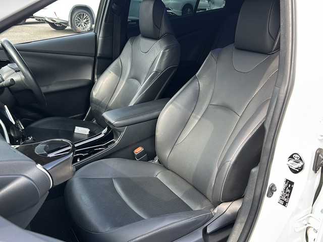 トヨタ プリウス ＰＨＶ A プレミアム 佐賀県 2019(令1)年 11.3万km ホワイトパールクリスタルシャイン ・モデリスタエアロ/・モデリスタアルミ/・純正9インチナビ/（フルセグ/Bluetooth/DISC/AM/FM/SD）/・バックカメラ/・ドライブレコーダー/・衝突被害軽減システム/・横滑り防止装置/・追従型クルーズコントロール/・レーンキープアシスト/・パーキングアシスト/・LEDヘッドライト/・フォグランプ/・ビルドインETC/・D席パワーシート/・D/N席エアシート/・D/N席シートヒーター/・ヘッドアップディスプレイ/・スペアキー