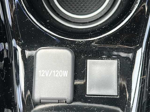 トヨタ プリウス ＰＨＶ A プレミアム 佐賀県 2019(令1)年 11.3万km ホワイトパールクリスタルシャイン ・モデリスタエアロ/・モデリスタアルミ/・純正9インチナビ/（フルセグ/Bluetooth/DISC/AM/FM/SD）/・バックカメラ/・ドライブレコーダー/・衝突被害軽減システム/・横滑り防止装置/・追従型クルーズコントロール/・レーンキープアシスト/・パーキングアシスト/・LEDヘッドライト/・フォグランプ/・ビルドインETC/・D席パワーシート/・D/N席エアシート/・D/N席シートヒーター/・ヘッドアップディスプレイ/・スペアキー