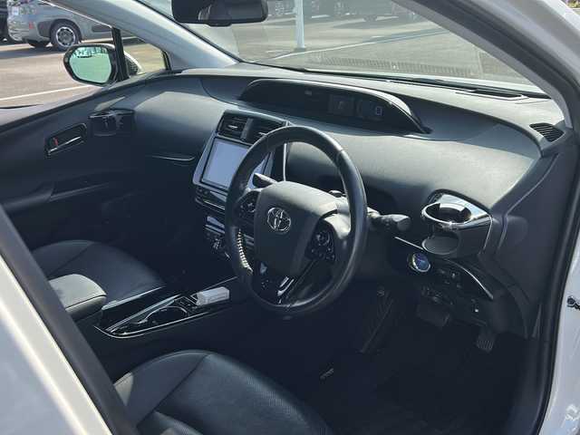 トヨタ プリウス ＰＨＶ A プレミアム 佐賀県 2019(令1)年 11.3万km ホワイトパールクリスタルシャイン ・モデリスタエアロ/・モデリスタアルミ/・純正9インチナビ/（フルセグ/Bluetooth/DISC/AM/FM/SD）/・バックカメラ/・ドライブレコーダー/・衝突被害軽減システム/・横滑り防止装置/・追従型クルーズコントロール/・レーンキープアシスト/・パーキングアシスト/・LEDヘッドライト/・フォグランプ/・ビルドインETC/・D席パワーシート/・D/N席エアシート/・D/N席シートヒーター/・ヘッドアップディスプレイ/・スペアキー