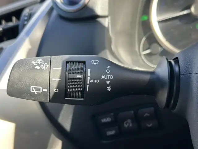 レクサス ＮＸ 300h Fスポーツ 滋賀県 2020(令2)年 3.5万km ヒートブルーコントラストレイヤリング マークレビンソン/純正10.3インチナビ/・AM/FM/・CD/DVD/・SD/USB/AUX/・サウンドライブラリ/・Bluetooth/・Miracast/・フルセグTV/アクティブサウンドコントロール/パノラミックビューモニター/ステアリングスイッチ/革巻きステアリング/ステアリングヒーター/パドルシフト/パノラマルーフ/ヘッドアップディスプレイ/前後ドライブレコーダー/ビルトインETC2.0/プリクラッシュセーフティ/レーントレーシングアラート/パーキングサポートアラート/ブラインドスポットモニター/ロードサインアシスト/アダプティブクルーズコントロール/前席パワーシート/前席シートヒーター/前席ベンチレーションシート/運転席メモリシート/ドアミラーヒーター/LEDヘッドライト/オートマチックヘッドライト/オートハイビーム/フォグランプ/電動格納ミラー/純正18インチアルミホイール