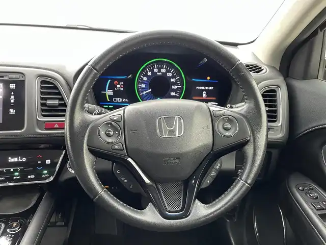 ホンダ ヴェゼル ハイブリッド Z 熊本県 2015(平27)年 6.8万km ミスティックグリーンパール 純正ナビ（ＣＤ・ＤＶＤ・フルセグ・ＢＴ）/バックカメラ　/ビルトインＥＴＣ　/クルーズコントロール　/前席シートヒーター　/衝突軽減ブレーキ　/横滑り防止　/パドルシフト/ハーフレザーシート　/オートライト/LEDヘッドライト/フォグランプ/純正フロアマット　/純正１７インチＡＷ/スマートキー/プッシュスタート/スペアキー1本