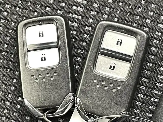 ホンダ ヴェゼル ハイブリッド Z 熊本県 2015(平27)年 6.8万km ミスティックグリーンパール 純正ナビ（ＣＤ・ＤＶＤ・フルセグ・ＢＴ）/バックカメラ　/ビルトインＥＴＣ　/クルーズコントロール　/前席シートヒーター　/衝突軽減ブレーキ　/横滑り防止　/パドルシフト/ハーフレザーシート　/オートライト/LEDヘッドライト/フォグランプ/純正フロアマット　/純正１７インチＡＷ/スマートキー/プッシュスタート/スペアキー1本