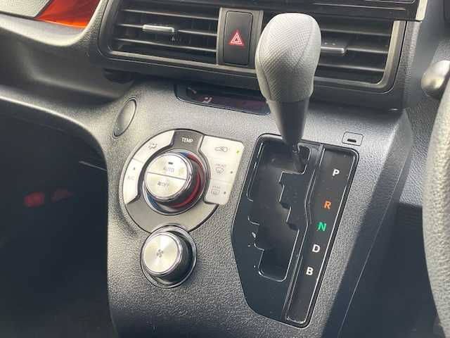 トヨタ シエンタ ハイブリッド ファンベースX 静岡県 2019(平31)年 5.1万km ホワイトパールクリスタルシャイン ●社外マルチディスプレイオーディオ/(AM/FM/Bluetooth/iPod/AUX)/(パイオニア/MVH-5300)/●モデリスタフルエアロ/●バックカメラ/●プリクラッシュセーフティ/●レーンキープアシスト/●前後クリアランスソナー/●オートマチックハイビーム/●ステアリングスイッチ/●ETC/●前後ドライブレコーダー/●デジタルインナーミラー/●純正ホイールカバー/●電動格納ウィンカーミラー/●ドアバイザー/●レベライザー/●片側パワースライドドア/●USB/●ダブルSRS+ABS