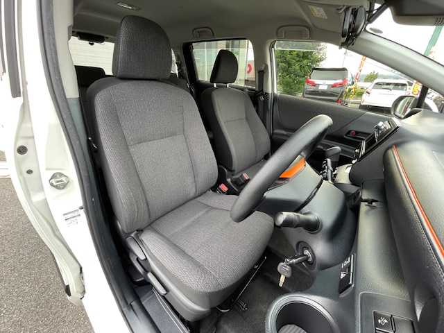 トヨタ シエンタ ハイブリッド ファンベースX 静岡県 2019(平31)年 5.1万km ホワイトパールクリスタルシャイン ●社外マルチディスプレイオーディオ/(AM/FM/Bluetooth/iPod/AUX)/(パイオニア/MVH-5300)/●モデリスタフルエアロ/●バックカメラ/●プリクラッシュセーフティ/●レーンキープアシスト/●前後クリアランスソナー/●オートマチックハイビーム/●ステアリングスイッチ/●ETC/●前後ドライブレコーダー/●デジタルインナーミラー/●純正ホイールカバー/●電動格納ウィンカーミラー/●ドアバイザー/●レベライザー/●片側パワースライドドア/●USB/●ダブルSRS+ABS