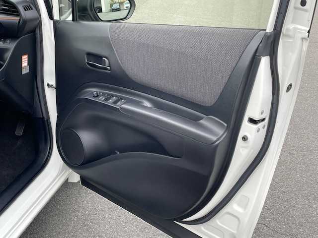 トヨタ シエンタ ハイブリッド ファンベースX 静岡県 2019(平31)年 5.1万km ホワイトパールクリスタルシャイン ●社外マルチディスプレイオーディオ/(AM/FM/Bluetooth/iPod/AUX)/(パイオニア/MVH-5300)/●モデリスタフルエアロ/●バックカメラ/●プリクラッシュセーフティ/●レーンキープアシスト/●前後クリアランスソナー/●オートマチックハイビーム/●ステアリングスイッチ/●ETC/●前後ドライブレコーダー/●デジタルインナーミラー/●純正ホイールカバー/●電動格納ウィンカーミラー/●ドアバイザー/●レベライザー/●片側パワースライドドア/●USB/●ダブルSRS+ABS