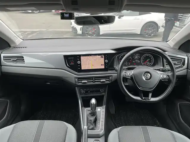 フォルクスワーゲン ポロ TSIハイライン 群馬県 2018(平30)年 5.3万km ピュアホワイト 純正８型ナビ　/フルセグ・Ｂｌｕｅｔｏｏｔｈ/バックカメラ　/スマートキー２本　/衝突軽減ブレーキ　/レーンアシスト　/アダクティブクルーズコントロール　/ドライブレコーダー　/パドルシフト　/純正フロアマット