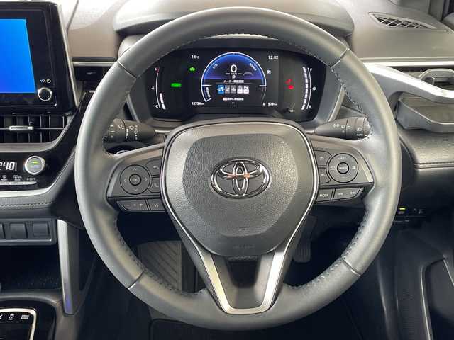 トヨタ カローラ クロス ハイブリッド S 宮城県 2024(令6)年 1.3万km アティチュードブラックマイカ /4WD//ワンオーナー//純正7インチディスプレイオーディオ/(Bluetooth/USB/AM/FM/Miracast)/(AppleCarPlay/AndroidAuto)//OP TV・オペレーター付T-Connectナビキット//メーカーOP LEDフォグランプ//ビルトインＥＴＣ//LEDヘッドライト//バックカメラ//前後ドライブレコーダー(TZ-DR210)//Toyota Safety Sense/(プリクラッシュセーフティ)/(レーントレーシングアシスト)/(レーダークルーズコントロール)/(オートマチックハイビーム)/(ロードサインアシスト)//パーキングサポートブレーキ//クリアランスソナー//ルーフレール//スマートキー//スペアキーx1//ドアバイザー//純正17インチAW