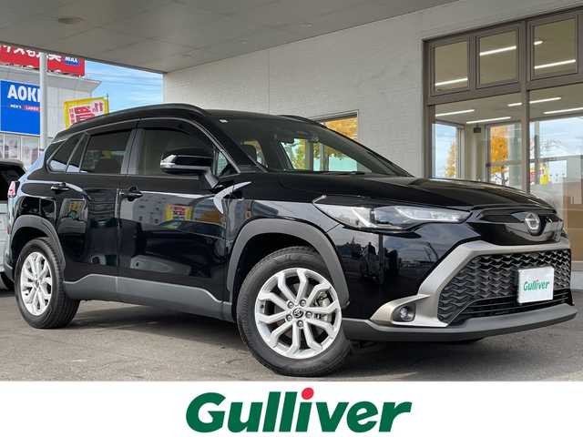 トヨタ カローラ クロス ハイブリッド S 宮城県 2024(令6)年 1.3万km アティチュードブラックマイカ /4WD//ワンオーナー//純正7インチディスプレイオーディオ/(Bluetooth/USB/AM/FM/Miracast)/(AppleCarPlay/AndroidAuto)//OP TV・オペレーター付T-Connectナビキット//メーカーOP LEDフォグランプ//ビルトインＥＴＣ//LEDヘッドライト//バックカメラ//前後ドライブレコーダー(TZ-DR210)//Toyota Safety Sense/(プリクラッシュセーフティ)/(レーントレーシングアシスト)/(レーダークルーズコントロール)/(オートマチックハイビーム)/(ロードサインアシスト)//パーキングサポートブレーキ//クリアランスソナー//ルーフレール//スマートキー//スペアキーx1//ドアバイザー//純正17インチAW