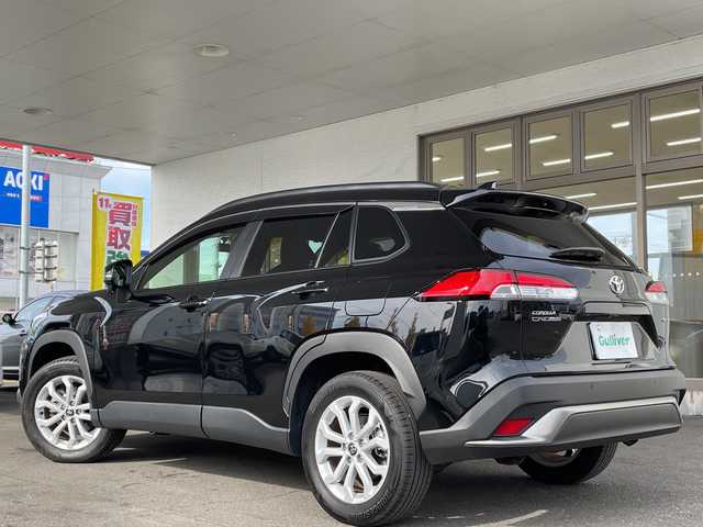 トヨタ カローラ クロス ハイブリッド S 宮城県 2024(令6)年 1.3万km アティチュードブラックマイカ /4WD//ワンオーナー//純正7インチディスプレイオーディオ/(Bluetooth/USB/AM/FM/Miracast)/(AppleCarPlay/AndroidAuto)//OP TV・オペレーター付T-Connectナビキット//メーカーOP LEDフォグランプ//ビルトインＥＴＣ//LEDヘッドライト//バックカメラ//前後ドライブレコーダー(TZ-DR210)//Toyota Safety Sense/(プリクラッシュセーフティ)/(レーントレーシングアシスト)/(レーダークルーズコントロール)/(オートマチックハイビーム)/(ロードサインアシスト)//パーキングサポートブレーキ//クリアランスソナー//ルーフレール//スマートキー//スペアキーx1//ドアバイザー//純正17インチAW