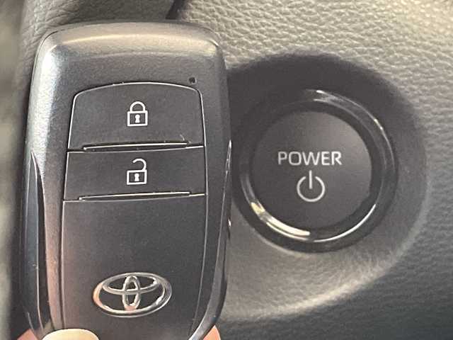 トヨタ カローラ クロス ハイブリッド S 宮城県 2024(令6)年 1.3万km アティチュードブラックマイカ /4WD//ワンオーナー//純正7インチディスプレイオーディオ/(Bluetooth/USB/AM/FM/Miracast)/(AppleCarPlay/AndroidAuto)//OP TV・オペレーター付T-Connectナビキット//メーカーOP LEDフォグランプ//ビルトインＥＴＣ//LEDヘッドライト//バックカメラ//前後ドライブレコーダー(TZ-DR210)//Toyota Safety Sense/(プリクラッシュセーフティ)/(レーントレーシングアシスト)/(レーダークルーズコントロール)/(オートマチックハイビーム)/(ロードサインアシスト)//パーキングサポートブレーキ//クリアランスソナー//ルーフレール//スマートキー//スペアキーx1//ドアバイザー//純正17インチAW