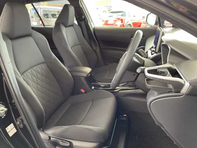 トヨタ カローラ クロス ハイブリッド S 宮城県 2024(令6)年 1.3万km アティチュードブラックマイカ /4WD//ワンオーナー//純正7インチディスプレイオーディオ/(Bluetooth/USB/AM/FM/Miracast)/(AppleCarPlay/AndroidAuto)//OP TV・オペレーター付T-Connectナビキット//メーカーOP LEDフォグランプ//ビルトインＥＴＣ//LEDヘッドライト//バックカメラ//前後ドライブレコーダー(TZ-DR210)//Toyota Safety Sense/(プリクラッシュセーフティ)/(レーントレーシングアシスト)/(レーダークルーズコントロール)/(オートマチックハイビーム)/(ロードサインアシスト)//パーキングサポートブレーキ//クリアランスソナー//ルーフレール//スマートキー//スペアキーx1//ドアバイザー//純正17インチAW