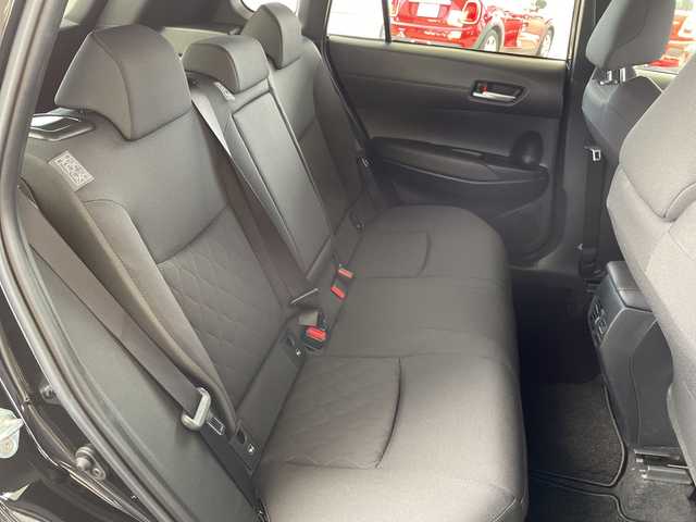 トヨタ カローラ クロス ハイブリッド S 宮城県 2024(令6)年 1.3万km アティチュードブラックマイカ /4WD//ワンオーナー//純正7インチディスプレイオーディオ/(Bluetooth/USB/AM/FM/Miracast)/(AppleCarPlay/AndroidAuto)//OP TV・オペレーター付T-Connectナビキット//メーカーOP LEDフォグランプ//ビルトインＥＴＣ//LEDヘッドライト//バックカメラ//前後ドライブレコーダー(TZ-DR210)//Toyota Safety Sense/(プリクラッシュセーフティ)/(レーントレーシングアシスト)/(レーダークルーズコントロール)/(オートマチックハイビーム)/(ロードサインアシスト)//パーキングサポートブレーキ//クリアランスソナー//ルーフレール//スマートキー//スペアキーx1//ドアバイザー//純正17インチAW