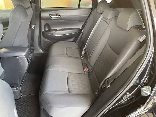 トヨタ カローラ クロス ハイブリッド S 宮城県 2024(令6)年 1.3万km アティチュードブラックマイカ /4WD//ワンオーナー//純正7インチディスプレイオーディオ/(Bluetooth/USB/AM/FM/Miracast)/(AppleCarPlay/AndroidAuto)//OP TV・オペレーター付T-Connectナビキット//メーカーOP LEDフォグランプ//ビルトインＥＴＣ//LEDヘッドライト//バックカメラ//前後ドライブレコーダー(TZ-DR210)//Toyota Safety Sense/(プリクラッシュセーフティ)/(レーントレーシングアシスト)/(レーダークルーズコントロール)/(オートマチックハイビーム)/(ロードサインアシスト)//パーキングサポートブレーキ//クリアランスソナー//ルーフレール//スマートキー//スペアキーx1//ドアバイザー//純正17インチAW