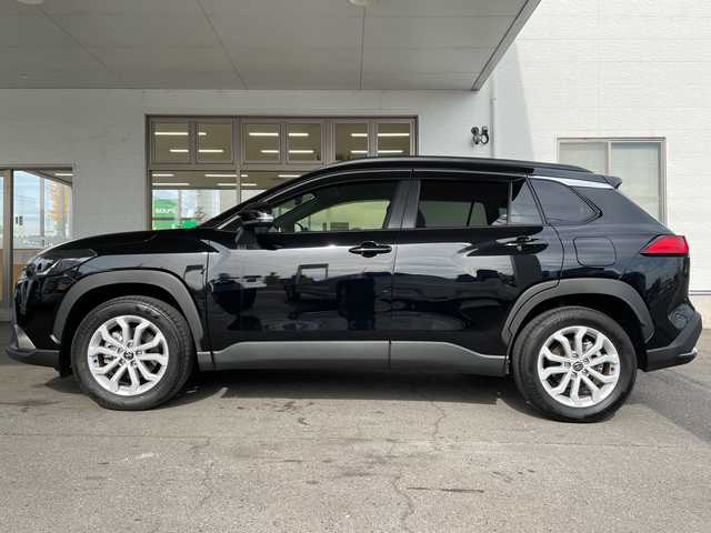 トヨタ カローラ クロス ハイブリッド S 宮城県 2024(令6)年 1.3万km アティチュードブラックマイカ /4WD//ワンオーナー//純正7インチディスプレイオーディオ/(Bluetooth/USB/AM/FM/Miracast)/(AppleCarPlay/AndroidAuto)//OP TV・オペレーター付T-Connectナビキット//メーカーOP LEDフォグランプ//ビルトインＥＴＣ//LEDヘッドライト//バックカメラ//前後ドライブレコーダー(TZ-DR210)//Toyota Safety Sense/(プリクラッシュセーフティ)/(レーントレーシングアシスト)/(レーダークルーズコントロール)/(オートマチックハイビーム)/(ロードサインアシスト)//パーキングサポートブレーキ//クリアランスソナー//ルーフレール//スマートキー//スペアキーx1//ドアバイザー//純正17インチAW