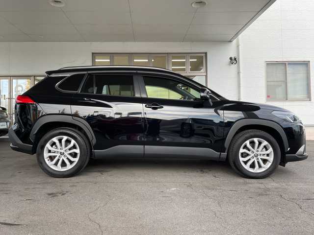 トヨタ カローラ クロス ハイブリッド S 宮城県 2024(令6)年 1.3万km アティチュードブラックマイカ /4WD//ワンオーナー//純正7インチディスプレイオーディオ/(Bluetooth/USB/AM/FM/Miracast)/(AppleCarPlay/AndroidAuto)//OP TV・オペレーター付T-Connectナビキット//メーカーOP LEDフォグランプ//ビルトインＥＴＣ//LEDヘッドライト//バックカメラ//前後ドライブレコーダー(TZ-DR210)//Toyota Safety Sense/(プリクラッシュセーフティ)/(レーントレーシングアシスト)/(レーダークルーズコントロール)/(オートマチックハイビーム)/(ロードサインアシスト)//パーキングサポートブレーキ//クリアランスソナー//ルーフレール//スマートキー//スペアキーx1//ドアバイザー//純正17インチAW