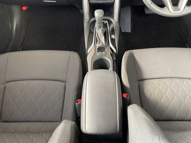 トヨタ カローラ クロス ハイブリッド S 宮城県 2024(令6)年 1.3万km アティチュードブラックマイカ /4WD//ワンオーナー//純正7インチディスプレイオーディオ/(Bluetooth/USB/AM/FM/Miracast)/(AppleCarPlay/AndroidAuto)//OP TV・オペレーター付T-Connectナビキット//メーカーOP LEDフォグランプ//ビルトインＥＴＣ//LEDヘッドライト//バックカメラ//前後ドライブレコーダー(TZ-DR210)//Toyota Safety Sense/(プリクラッシュセーフティ)/(レーントレーシングアシスト)/(レーダークルーズコントロール)/(オートマチックハイビーム)/(ロードサインアシスト)//パーキングサポートブレーキ//クリアランスソナー//ルーフレール//スマートキー//スペアキーx1//ドアバイザー//純正17インチAW