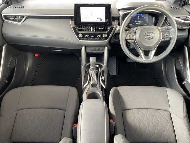 トヨタ カローラ クロス ハイブリッド S 宮城県 2024(令6)年 1.3万km アティチュードブラックマイカ /4WD//ワンオーナー//純正7インチディスプレイオーディオ/(Bluetooth/USB/AM/FM/Miracast)/(AppleCarPlay/AndroidAuto)//OP TV・オペレーター付T-Connectナビキット//メーカーOP LEDフォグランプ//ビルトインＥＴＣ//LEDヘッドライト//バックカメラ//前後ドライブレコーダー(TZ-DR210)//Toyota Safety Sense/(プリクラッシュセーフティ)/(レーントレーシングアシスト)/(レーダークルーズコントロール)/(オートマチックハイビーム)/(ロードサインアシスト)//パーキングサポートブレーキ//クリアランスソナー//ルーフレール//スマートキー//スペアキーx1//ドアバイザー//純正17インチAW