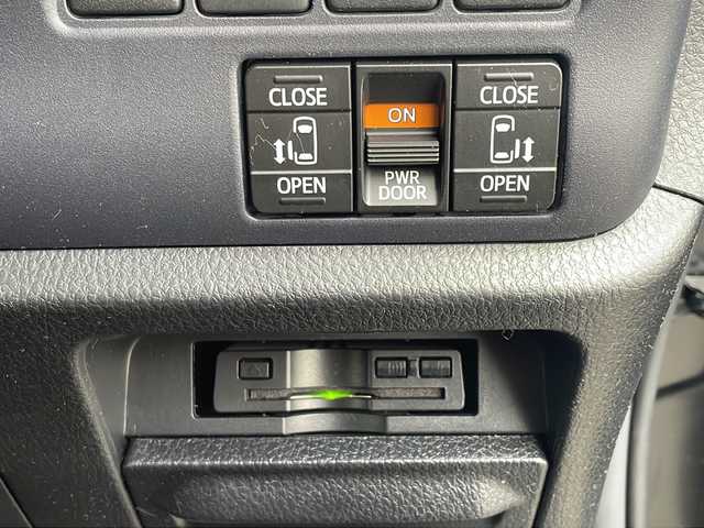 トヨタ ヴォクシー ZS 煌 福岡県 2015(平27)年 8.3万km ブラック ＡＬＰＩＮＥ１０型メモリナビ／ＥＸ１０００/フルセグＴＶ／Bluetooth/CD/DVD/バックカメラ/前後ドライブレコーダー/両側パワースライドドア/ビルトインＥＴＣ/純正１６インチアルミホイール/ＬＥＤヘッドライト/ステアリングスイッチ/プッシュスタート/スマートキー/スペアキー