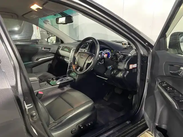 トヨタ カムリ ハイブリット レザーパッケージ 青森県 2012(平24)年 7.6万km グレーメタリック ワンオーナー/純正ナビゲーション/【CD/DVD/SD/Bluetooth/TV】/バックカメラ/ビルトインETC/寒冷地仕様/クルーズコントロール/運転席電動シート/HIDオートライト/フォグランプ/純正フロアマット/純正ドアバイザー/積込スタッドレスタイヤ社外１７インチ/社外レーダー/社外エンジンスターター/スペアキー1本/保証書/取扱説明書