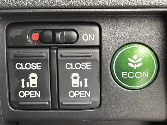 ホンダ オデッセイ アブソルート EX 道央・札幌 2015(平27)年 5.9万km クリスタルブラックパール ・４WD/・純正ナビ/　CD/DVD/SD/BT/フルセグ/・純正フリップダウンモニター/・全方位カメラ/・ビルトインETC/・全方位ドライブレコーダー/・衝突軽減ブレーキ/・レーダークルーズコントロール/・レーンキープアシスト/・ブラインドスポットモニター/・両側パワースライドドア/・レザーシート/・D席パワーシート/・前席シートヒーター/・プッシュスタート/・スマートキー/・LEDヘッドライト/・フォグライト/・オートライト/・純正フロアマット/・ドアバイザー