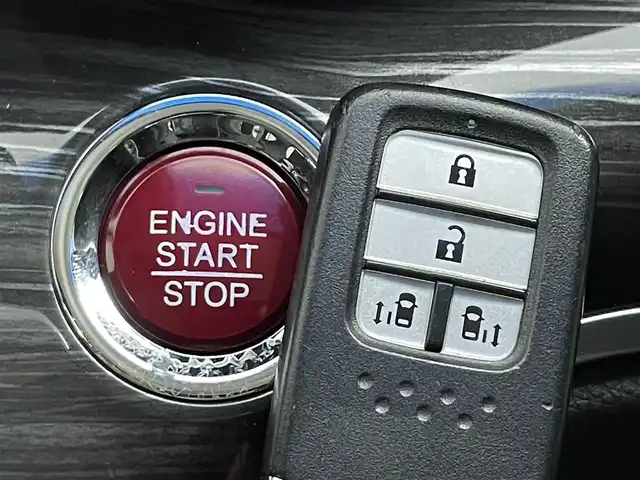 ホンダ オデッセイ アブソルート EX 道央・札幌 2015(平27)年 5.9万km クリスタルブラックパール ・４WD/・純正ナビ/　CD/DVD/SD/BT/フルセグ/・純正フリップダウンモニター/・全方位カメラ/・ビルトインETC/・全方位ドライブレコーダー/・衝突軽減ブレーキ/・レーダークルーズコントロール/・レーンキープアシスト/・ブラインドスポットモニター/・両側パワースライドドア/・レザーシート/・D席パワーシート/・前席シートヒーター/・プッシュスタート/・スマートキー/・LEDヘッドライト/・フォグライト/・オートライト/・純正フロアマット/・ドアバイザー