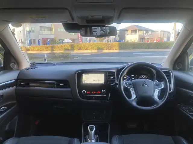 三菱 アウトランダー ＰＨＥＶ G 埼玉県 2020(令2)年 3.2万km パール ワンオーナー/急速充電機能あり/純正SDナビ【GCX779W】/　・フルセグTV/　・全周囲カメラ/　・Bluetooth接続/　・CD/DVD再生/ハーフレザーシート/シートヒーター/パワーシート/レーダークルーズコントロール/衝突軽減ブレーキ/車線逸脱防止警報/ブラインドスポットモニター/パワーバックドア/アイドリングストップ/プッシュスタート/ドアバイザー/LEDライト/LEDフォグ/スマートキー×2/ETC/新車時保証書/取扱説明書/ナビ取扱説明書/記録簿（R5・R6）