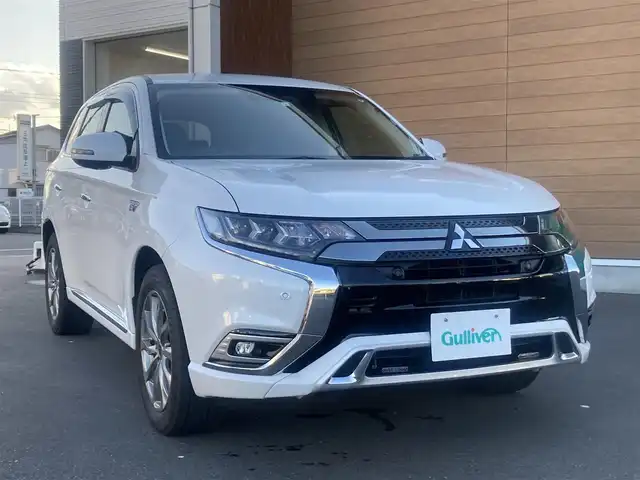 三菱 アウトランダー ＰＨＥＶ G 埼玉県 2020(令2)年 3.2万km パール ワンオーナー/急速充電機能あり/純正SDナビ【GCX779W】/　・フルセグTV/　・全周囲カメラ/　・Bluetooth接続/　・CD/DVD再生/ハーフレザーシート/シートヒーター/パワーシート/レーダークルーズコントロール/衝突軽減ブレーキ/車線逸脱防止警報/ブラインドスポットモニター/パワーバックドア/アイドリングストップ/プッシュスタート/ドアバイザー/LEDライト/LEDフォグ/スマートキー×2/ETC/新車時保証書/取扱説明書/ナビ取扱説明書/記録簿（R5・R6）