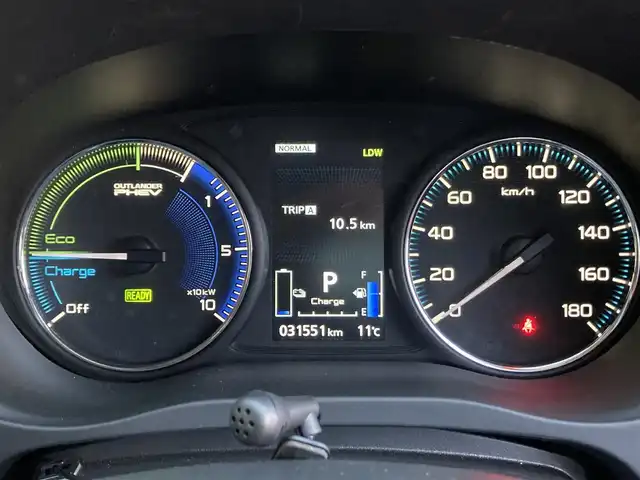 三菱 アウトランダー ＰＨＥＶ G 埼玉県 2020(令2)年 3.2万km パール ワンオーナー/急速充電機能あり/純正SDナビ【GCX779W】/　・フルセグTV/　・全周囲カメラ/　・Bluetooth接続/　・CD/DVD再生/ハーフレザーシート/シートヒーター/パワーシート/レーダークルーズコントロール/衝突軽減ブレーキ/車線逸脱防止警報/ブラインドスポットモニター/パワーバックドア/アイドリングストップ/プッシュスタート/ドアバイザー/LEDライト/LEDフォグ/スマートキー×2/ETC/新車時保証書/取扱説明書/ナビ取扱説明書/記録簿（R5・R6）