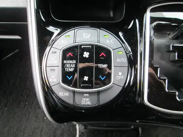 トヨタ ヴォクシー ZS 煌Ⅲ 千葉県 2021(令3)年 4.7万km ホワイトパールクリスタルシャイン 登録時走行距離46448km/フリップダウン後席モニター/F+S+Rモデリスタエアロ/純正SDナビ/(AM/FM/BT/TV/DISC)/衝突被害軽減システム/アイドリングストップ/両側パワースライドドア/クルーズコントロール/ビルトインETC/ドライブレコーダー/バックカメラ/MTモード付AT/ウォークスルー/WAC/プッシュスタート/スマートキー/スペアキー/純正16インチアルミホイール