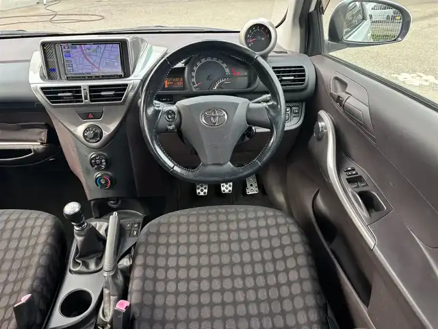 トヨタ ｉＱ GRMN 愛知県 2010(平22)年 13.7万km ホワイトパールクリスタルシャイン １００台限定車/６Ｆ/社外SDナビ（CN-RE04D）/　CD/DVD/BT/SD/AM/FM/iPod/フルセグTV/純正RAYS16インチAW/純正チューニングサス/ETC/ウインカーミラー/純正フロアマット/ドアバイザー/HIDヘッドライト/電動格納ミラー/ヘッドライトレベライザー