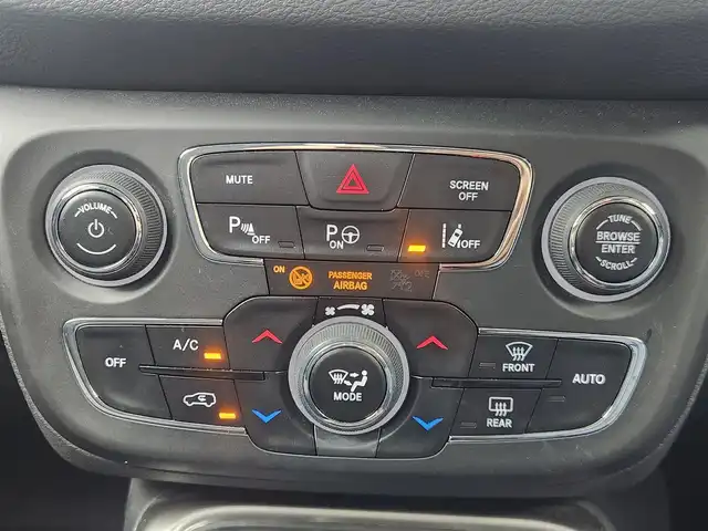 クライスラー・ジープ ジープ コンパス ロンジチュード 佐賀県 2019(平31)年 5.9万km 白 純正8.4インチナビ/　・Bluetooth/　・ワンセグTV/　・AM/FM/　・AUX/ブラインドスポットモニター/ETC/パーキングアシスト/自動防眩式ルームミラー/革巻きステアリング/ミラーヒーター/フォグランプ/純正16インチAW/クリアランスソナー