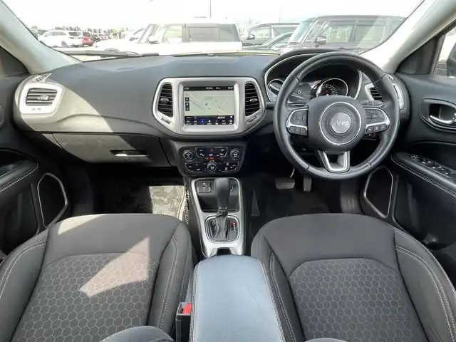 クライスラー・ジープ ジープ コンパス ロンジチュード 佐賀県 2019(平31)年 5.9万km 白 純正8.4インチナビ/Bluetooth/ワンセグ/USB/AM/FM/AUX/バックカメラ/クルーズコントロール/ETC/パーキングアシスト/自動防眩式ルームミラー/革巻きステアリング/ミラーヒーター/スマートキー/クリアランスソナー/純正フォグランプ/純正16インチアルミ/純正フロアマット/新車保証書/取扱説明書/衝突軽減システム