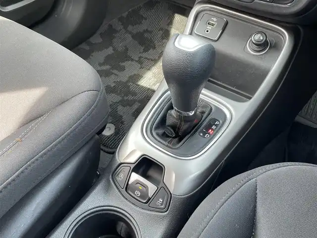 クライスラー・ジープ ジープ コンパス ロンジチュード 佐賀県 2019(平31)年 5.9万km 白 純正8.4インチナビ/Bluetooth/ワンセグ/USB/AM/FM/AUX/バックカメラ/クルーズコントロール/ETC/パーキングアシスト/自動防眩式ルームミラー/革巻きステアリング/ミラーヒーター/スマートキー/クリアランスソナー/純正フォグランプ/純正16インチアルミ/純正フロアマット/新車保証書/取扱説明書/衝突軽減システム